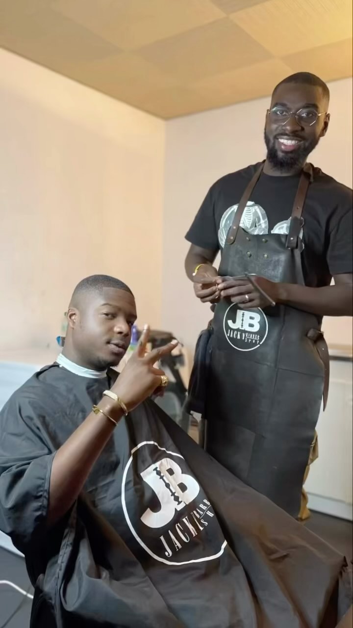 Ambiance conviviale au salon Jacky BarberShop avec notre coiffeur