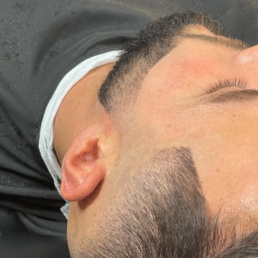 Gros plan contours barbe et dégradé à blanc