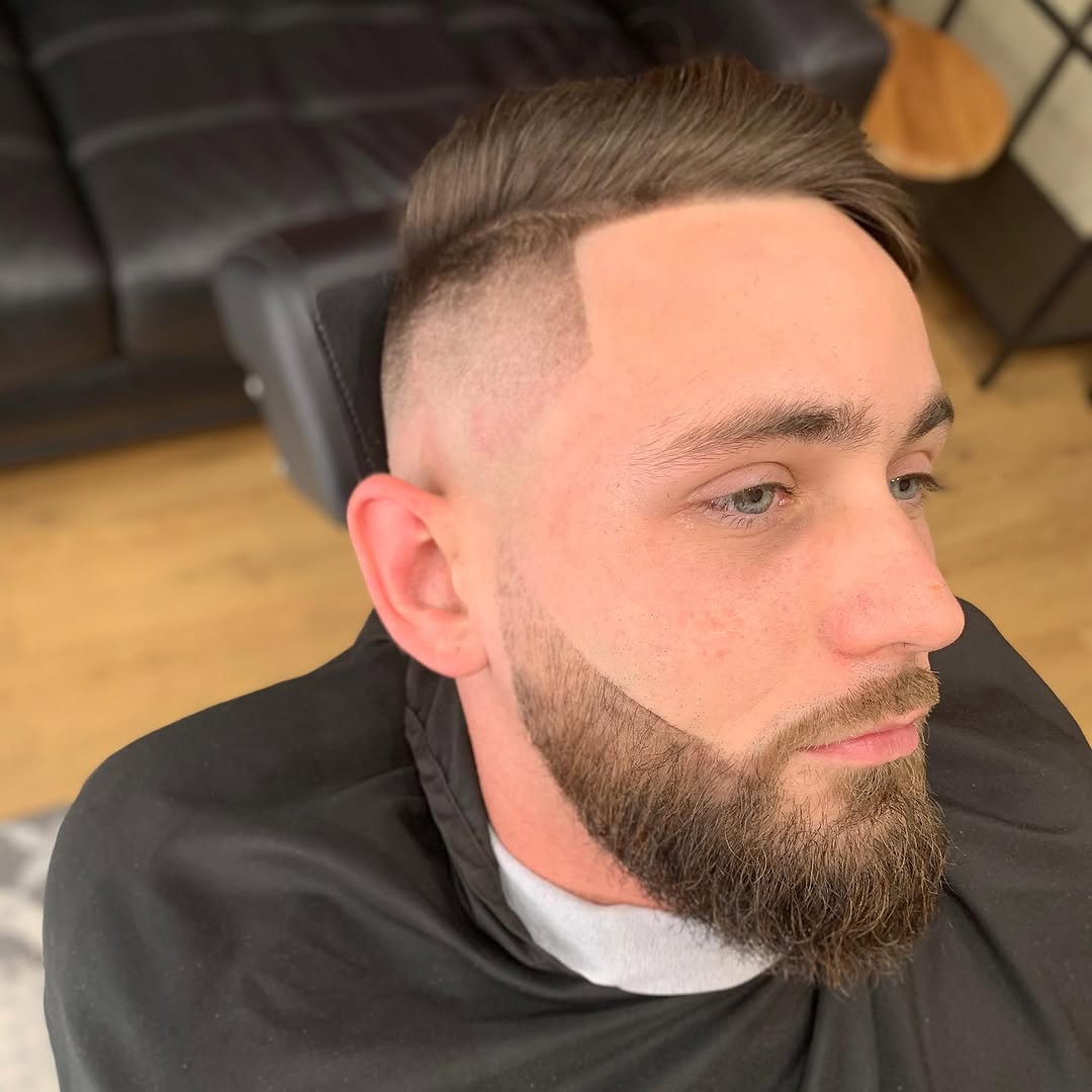 Coupe de cheveux dégradée et barbe taillée avec précision pour homme chez Jacky BarberShop