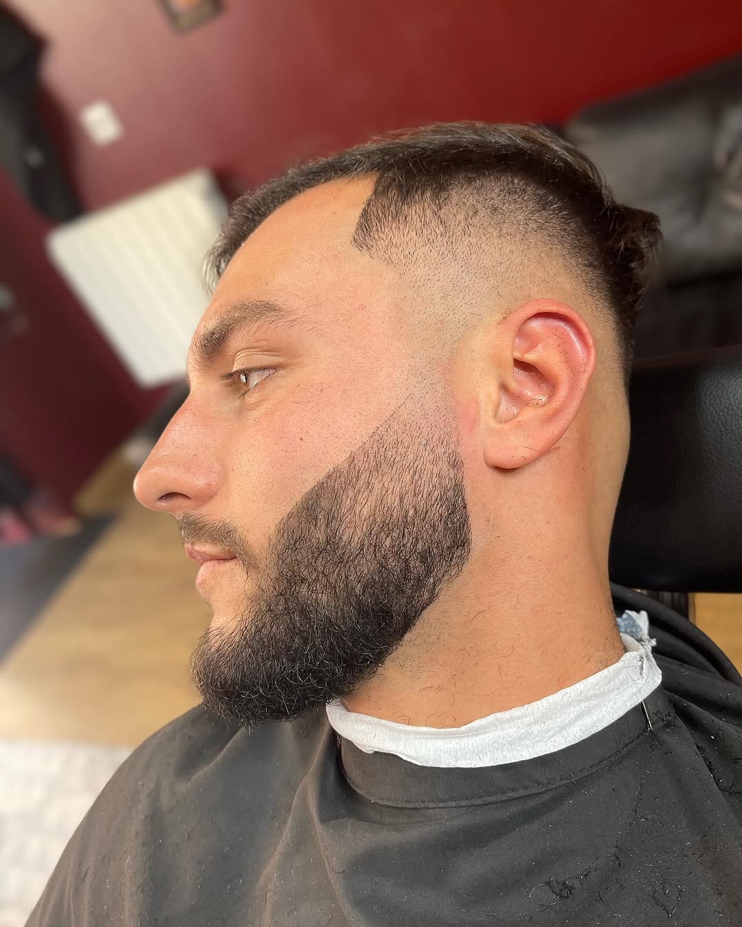Homme de profil avec dégradé à blanc et contours de barbe nets