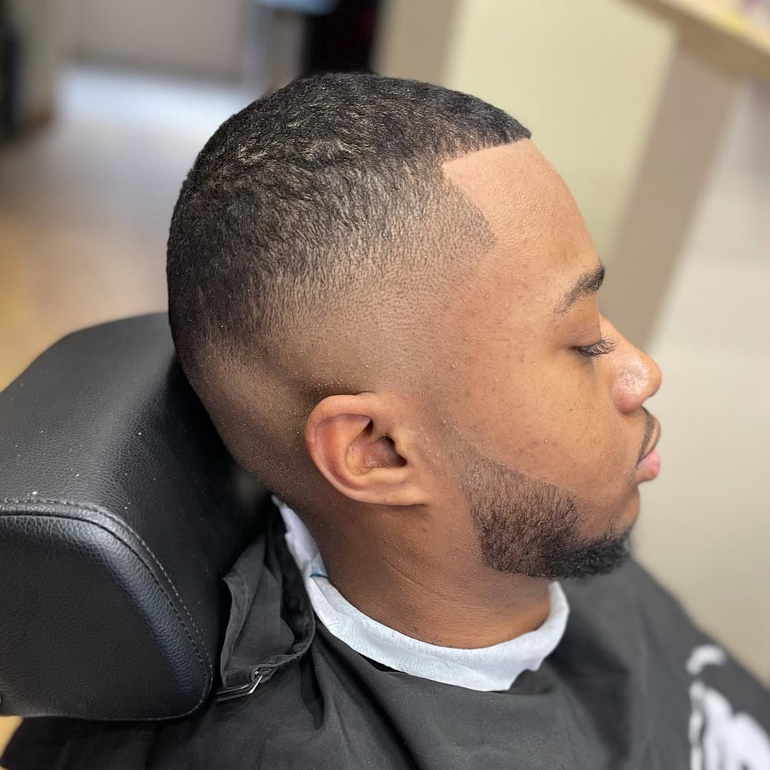 Coupe de cheveux homme dégradé à blanc et barbe taillée chez Jacky BarberShop