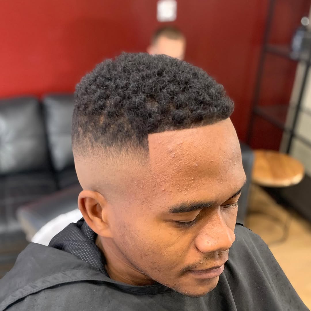 Coupe de cheveux dégradé à blanc pour homme aux cheveux crépus chez Jacky BarberShop