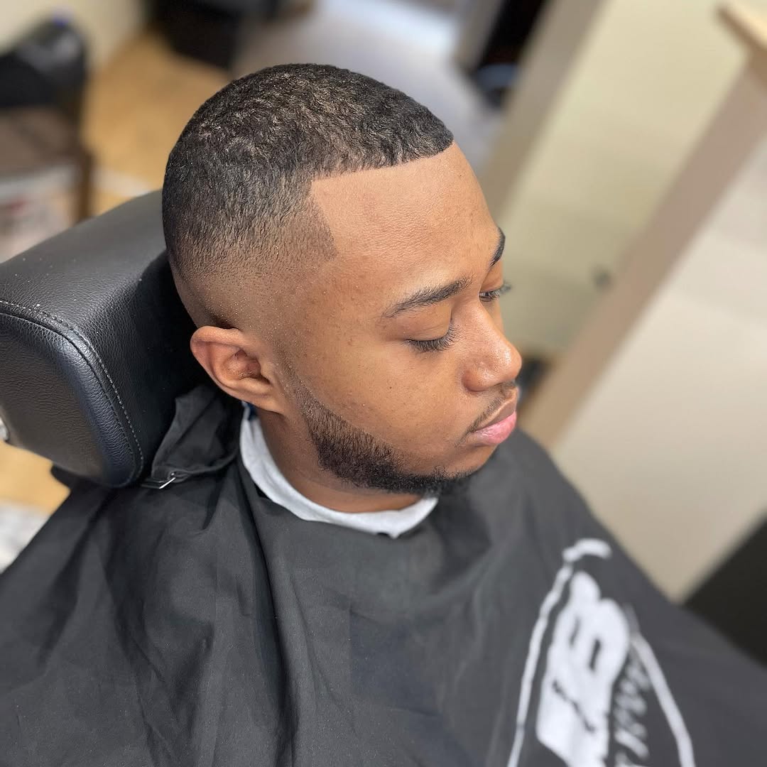 Contours de barbe tracés au millimètre