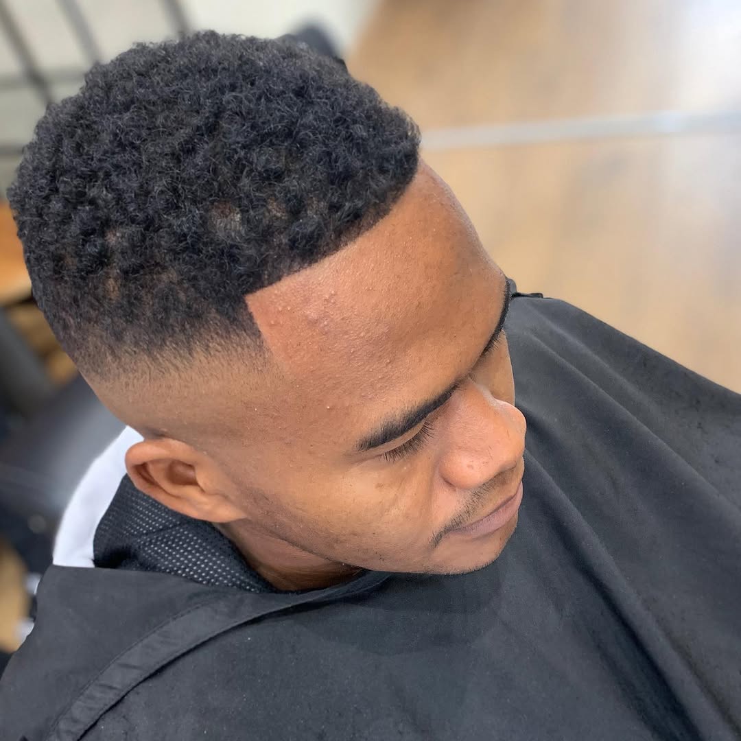 Coupe de cheveux homme avec dégradé à blanc précis chez Jacky BarberShop