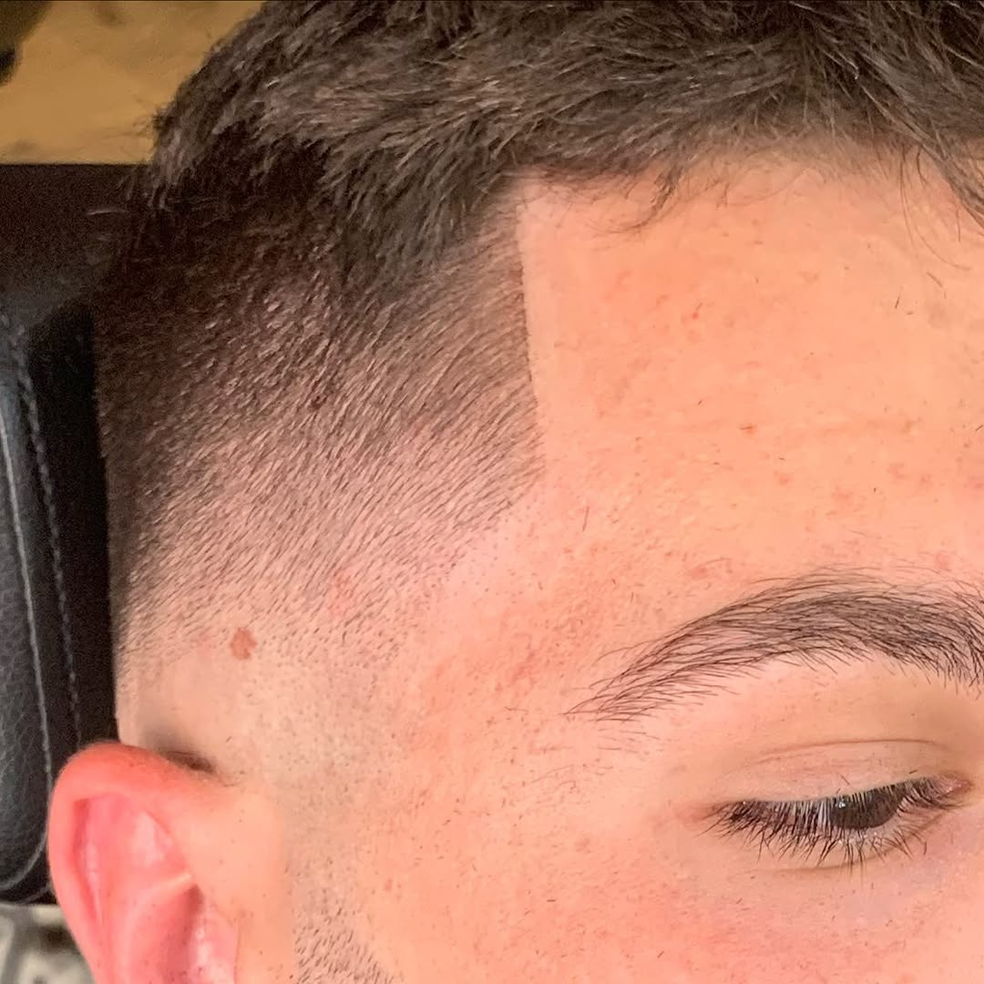 Gros plan sur un dégradé à blanc précis et des contours nets chez Jacky BarberShop