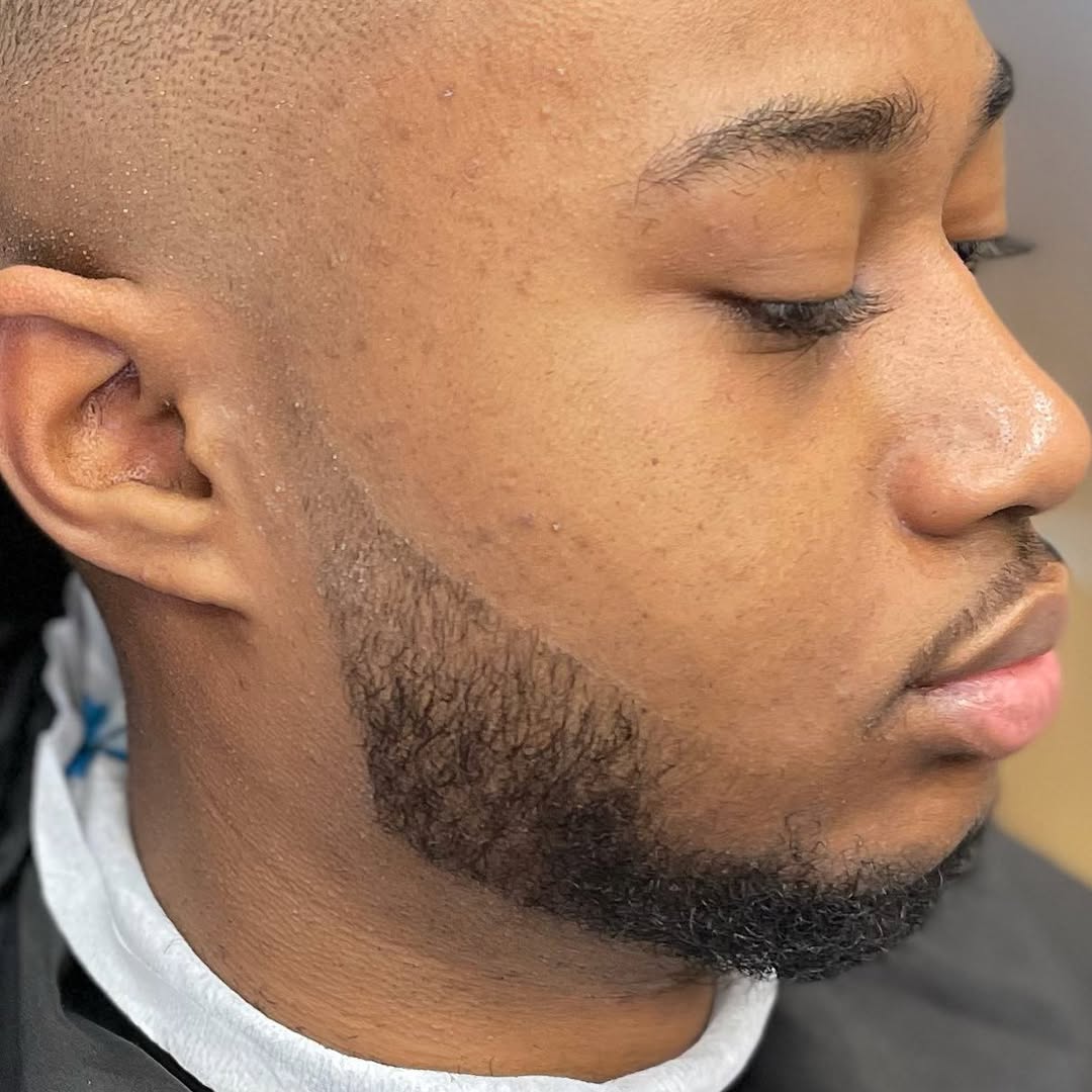 Profil homme noir avec barbe parfaitement taillée et dégradée