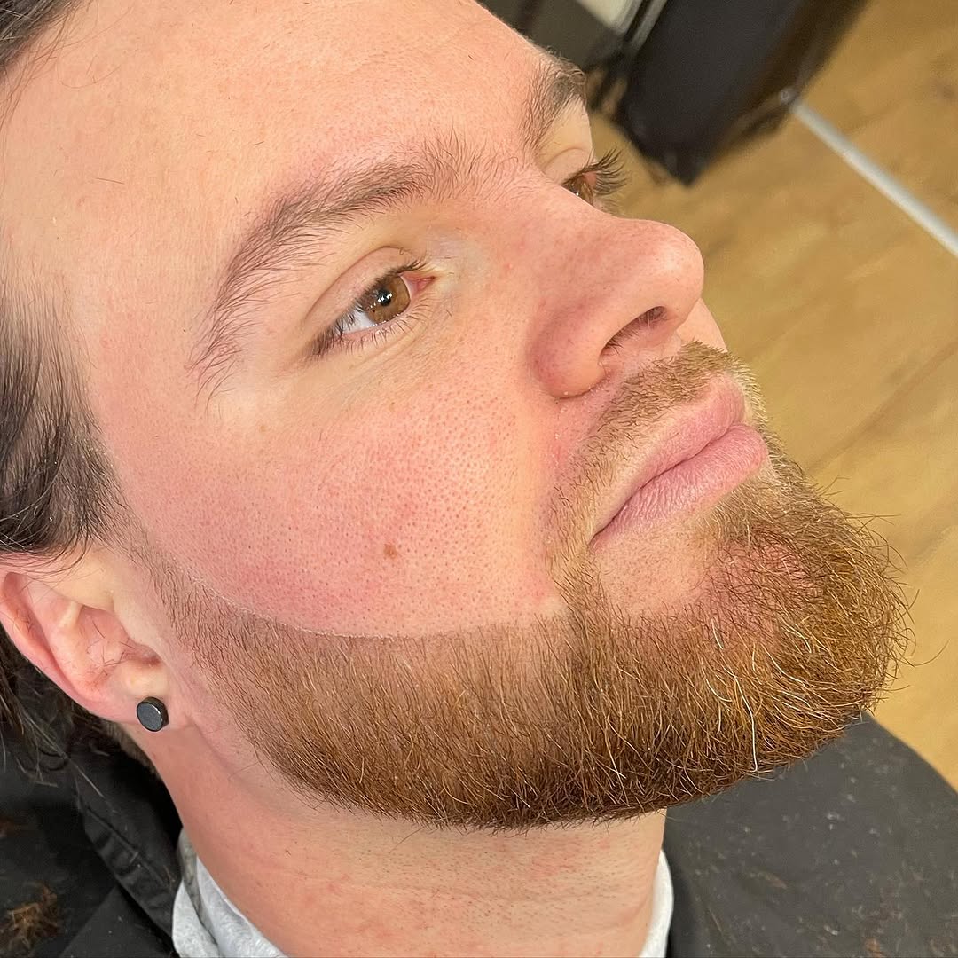 Gros plan contours barbe rousse extrêmement précis